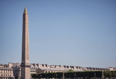 Dikilitaş paris