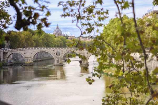 St. Peter's Basilica from a bridge with views of the Tiber River — Stock Photo, Image