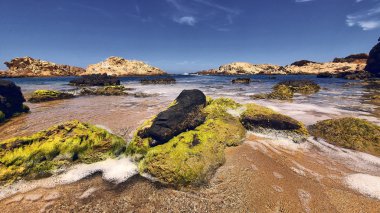 bir plaj turkuaz mavi kristal su.