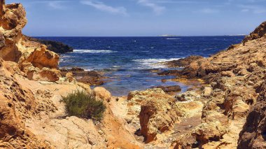 bir plaj turkuaz mavi kristal su.