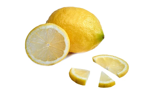 Ganze gelbe Zitrone zusammen mit einem Schnitt derselben und einem explodierten Blick auf eine Scheibe. — Stockfoto