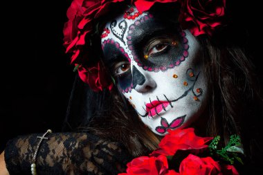 Meksika'da ölüleri onurlandırmak için catrina, kafatası gibi giyinmiş kadın portresi.