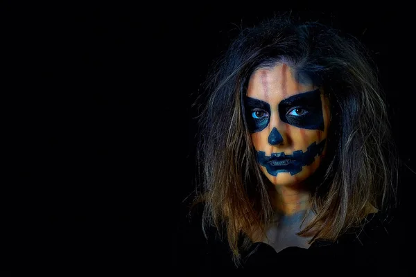 Portret van een vrouw gekleed als Halloween pompoen — Stockfoto