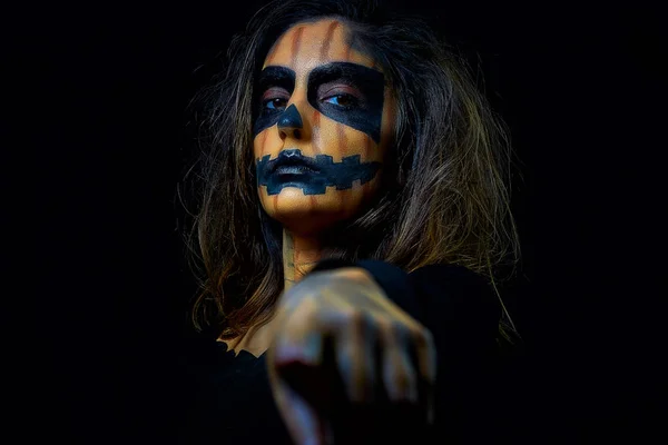 Retrato de una mujer vestida como calabaza de halloween —  Fotos de Stock