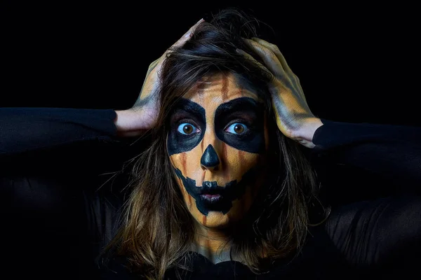 Portret van een vrouw gekleed als Halloween pompoen — Stockfoto
