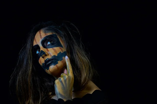 Portret van een vrouw gekleed als Halloween pompoen — Stockfoto