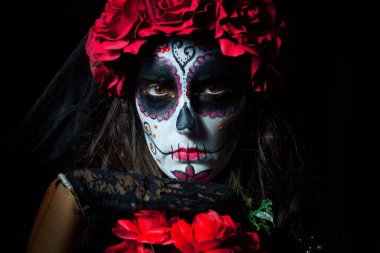 Catrina gibi giyinmiş kadın portresi, kafatası içinde ölü onurlandırmak için