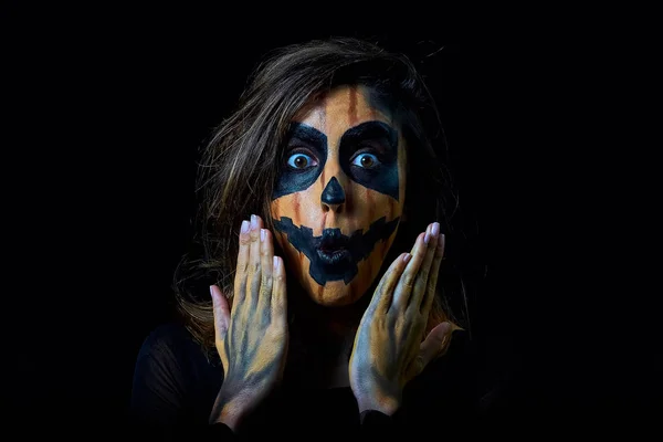 Portret van een vrouw gekleed als Halloween pompoen — Stockfoto