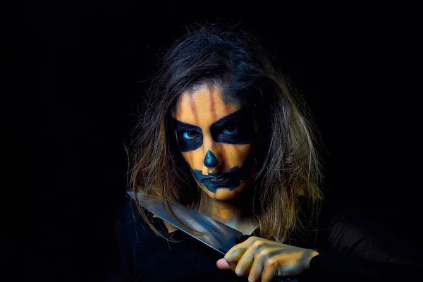 Portret van een vrouw gekleed als Halloween pompoen — Stockfoto