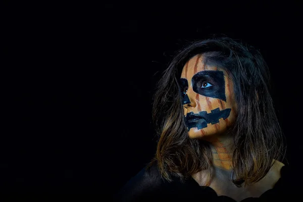 Portret van een vrouw gekleed als Halloween pompoen — Stockfoto