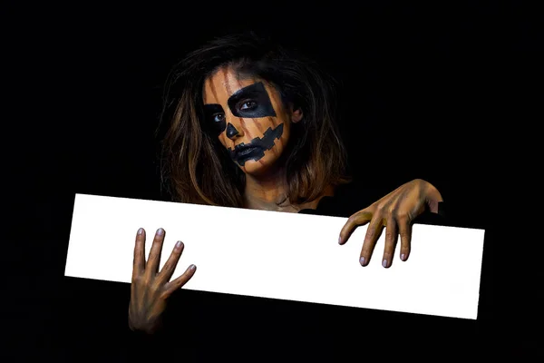 Portret van een vrouw gekleed als Halloween pompoen — Stockfoto