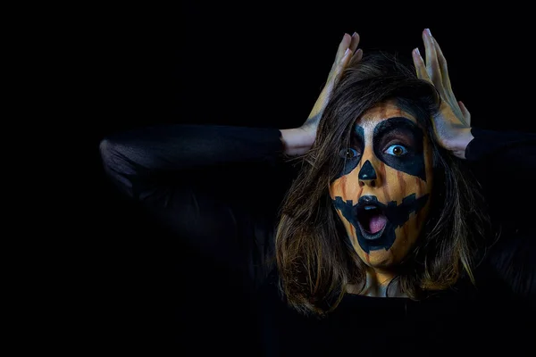 Portret van een vrouw gekleed als Halloween pompoen — Stockfoto