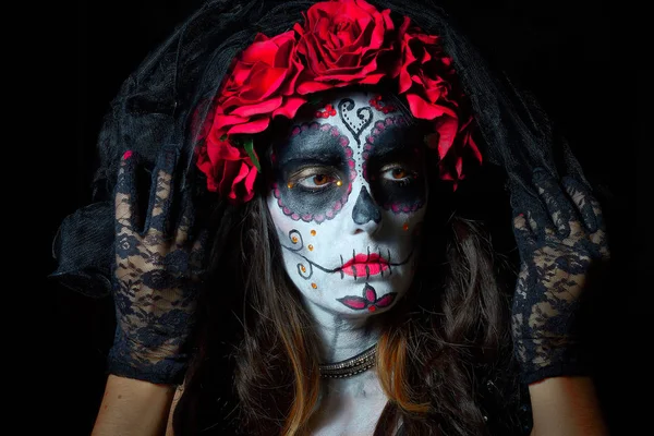 Retrato de mujer vestida de catrina, cráneo para honrar a los muertos en —  Fotos de Stock