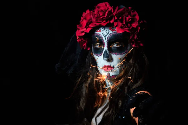 Portret van de vrouw gekleed als Catrina, schedel ter ere van de doden in Mexico. — Stockfoto