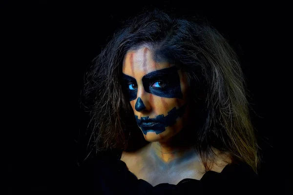 Portret van een vrouw gekleed als Halloween pompoen — Stockfoto