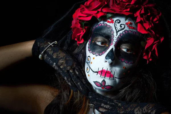 Retrato de mujer vestida de catrina, cráneo para honrar a los muertos en Imagen de stock