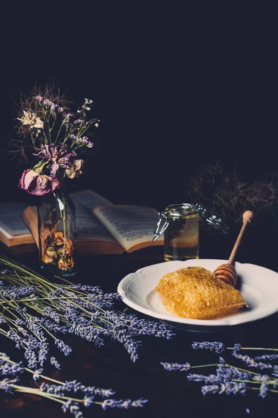 Selective Focus Lavender Dried Flowers Honeycomb Plate Black Background — Free Stock Photo