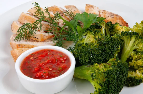 Tavuk fileto brokoli Yeşiller ve sos ile