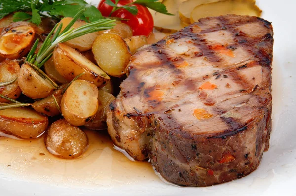 Patates domates ve biberiye sos ızgara et biftek