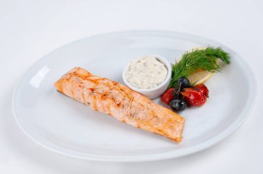 Somon biftek sosu ve limon ile