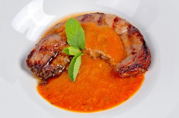 Acı sos ve nane ile ızgara domuz eti bonfile