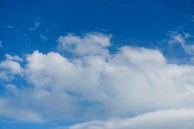 Mavi gökyüzündeki bulutlar