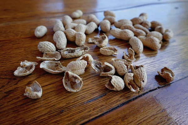 Fıstık kabuğu koyu ahşap bir masa üzerinde