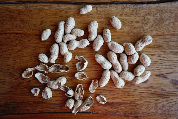 Fıstık kabuğu koyu ahşap bir masa üzerinde