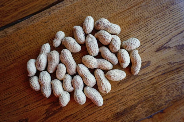 Fıstık kabuğu koyu ahşap bir masa üzerinde