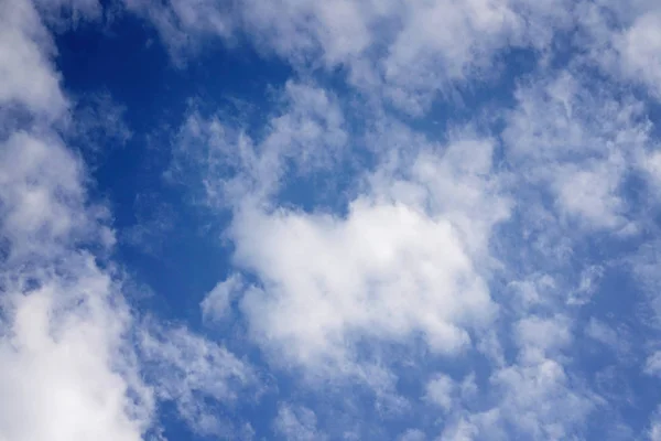 Mavi gökyüzündeki bulutlar