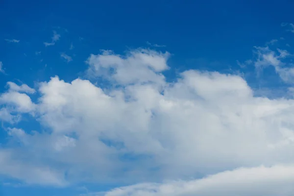 Mavi gökyüzündeki bulutlar