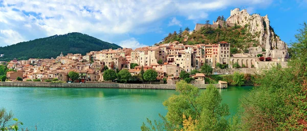 Le köy de Sisteron surplombant la rivire Durance en Provence. Fransa