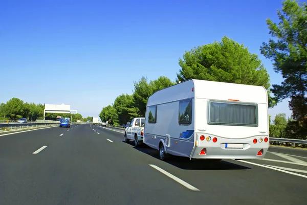 Caravane Sur Autoroute Pour Les Vacances — Stockfoto