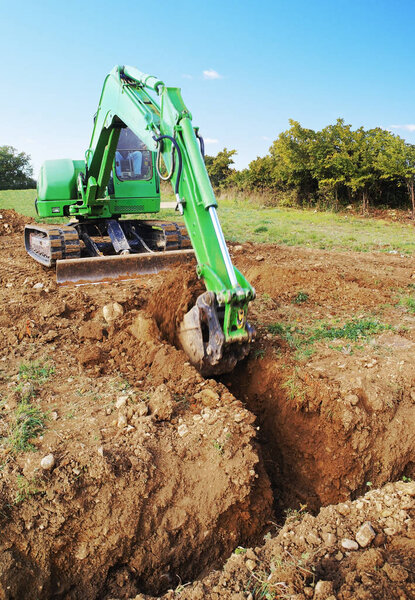 Экскаватор, копающий траншеи в здании
                    