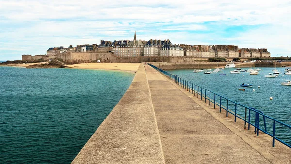 Saint-Malo ve onun İskelesi, Brittany, Fransa.