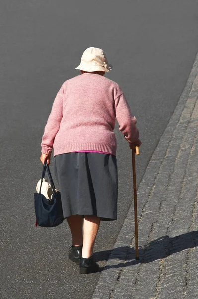 Nonna Vestita Rosa Che Cammina Con Bastone Strada Sony Dsc — Foto Stock