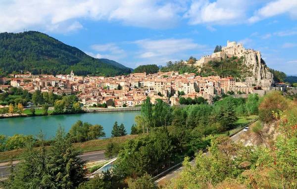 Panoramik Sisteron Durance üzerinde. Provence.