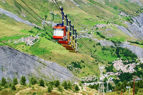 Seilbahnklettern Den Französischen Alpen lizenzfreie Stockfotos