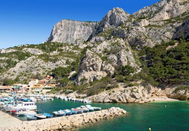 Fransa'da Provence koylarında Sormiou limanı