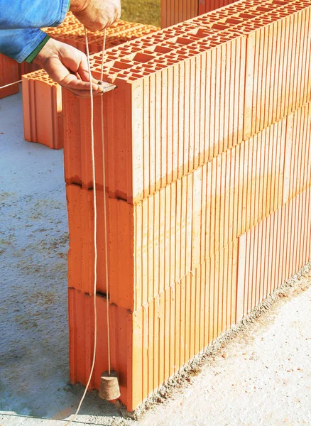 レンガの壁の建設のためのプラムボブの使用 — ストック写真