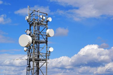 Mavi gökyüzünün arka planında radar ve antenler.                         