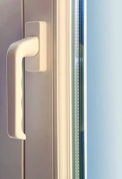 Double glazed insulating door handle
