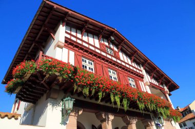 Çiçekli balkonlu geleneksel Bask evi.