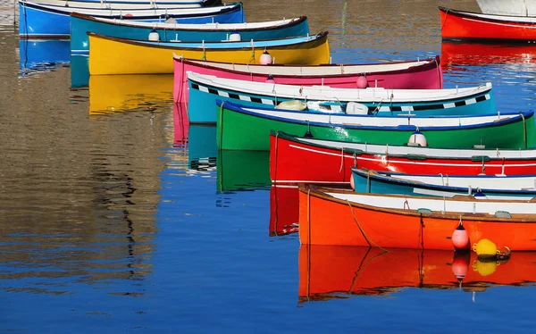 Alinhamento Pequenos Barcos Cores Brilhantes — Fotografia de Stock