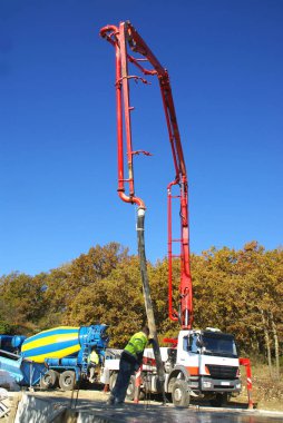 Bir şantiyede beton şirketi                   