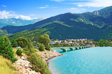 Fransa'da Alpler'de Serre-Ponon gölü üzerinde Savines-le-lac köprüsü.                  