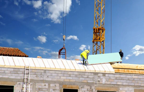 建設中の家の屋根に絶縁板を敷設 — ストック写真