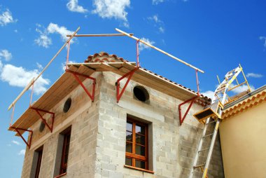 İnşaat aşamasındaki bir evde iskele ve mason merdiven.                       