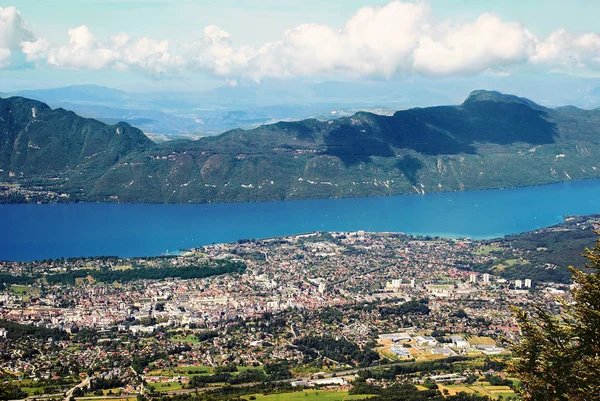 Fransız Alpleri'ndeki Bourget Gölü'ndeki Aix-les-Bains'in havadan görünümü.                         