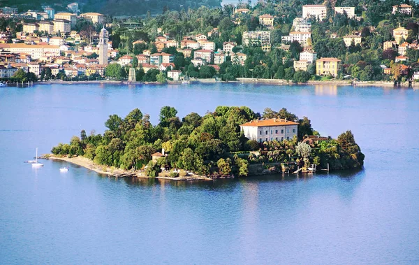 İtalya'da Maggiore Gölü'ndeki Borromean adalarının Isola madre'si.                   